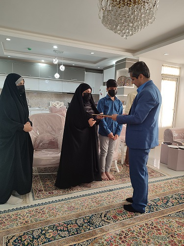 محمود صباحی زاده با حضور در منزل خانواده شهید  "اصغر حیدری"  از مقام شامخ شهدا تجلیل کرد.